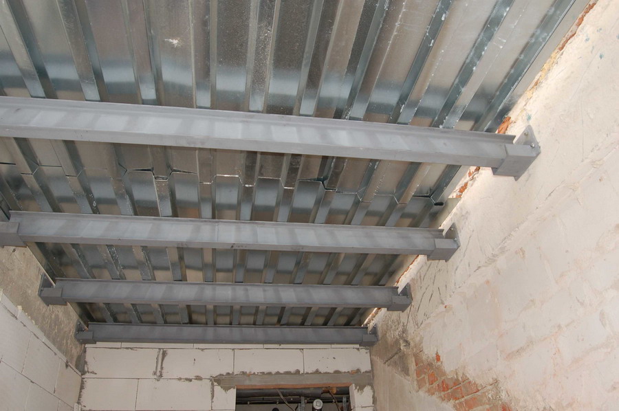 stropní konstrukce nad bývalým schodištěm
